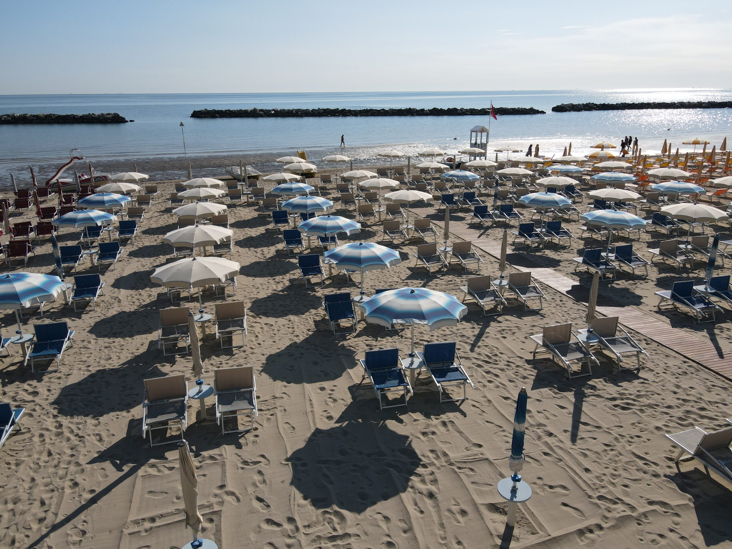 bagno 18 bellaria. spiaggia con parcheggio